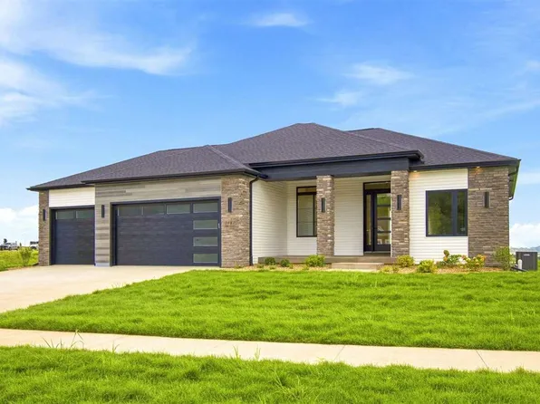 3040 Ridgeview Cir, Coralville, IA 52241