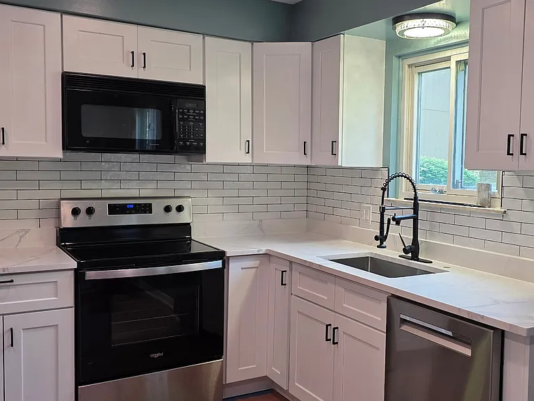 880 Dickson Ln — Photo 1
