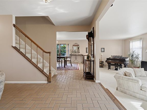 3rd image of 124 Windsor Ct
