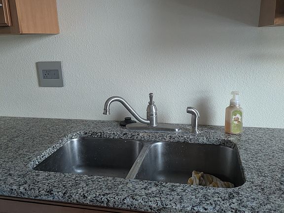 5th image of 144 Carey St Suite B