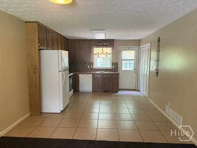 70 Caroline Ave — Photo 6