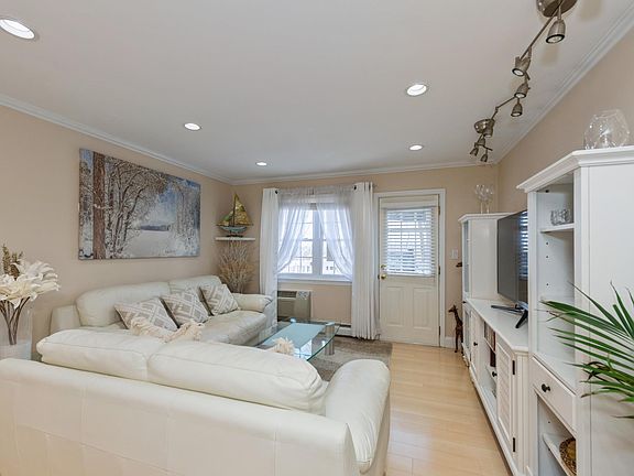 4th image of 7 Harbour Ln APT 1B