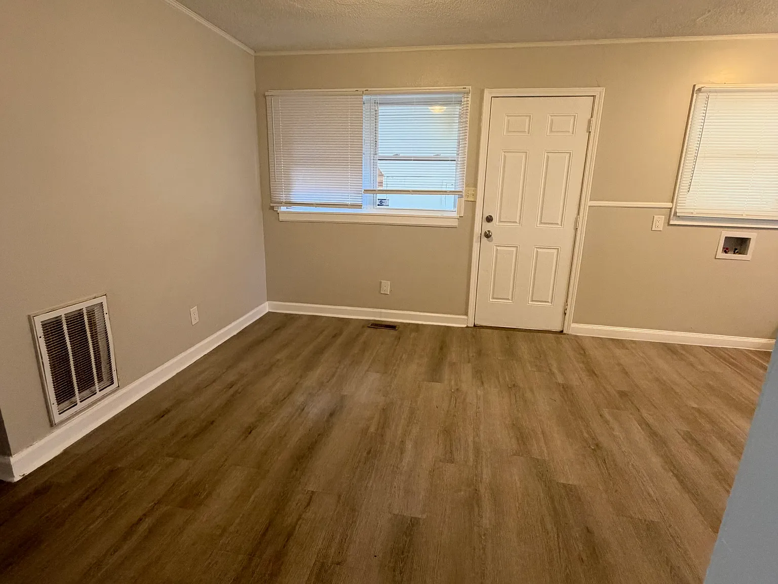 3 bed, 1.5 bath, 1100 sqft, $2,000 — Photo 2