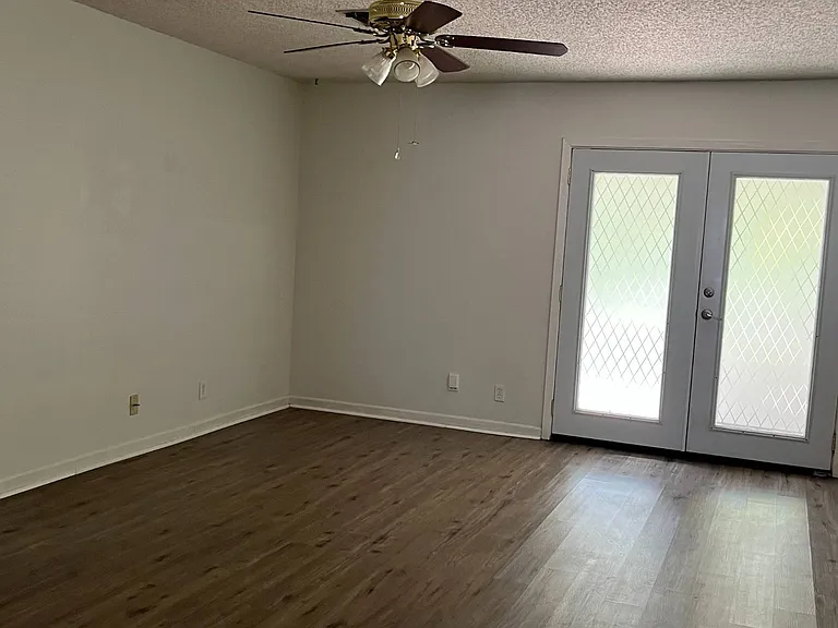 538 Camelot Dr — Photo 3
