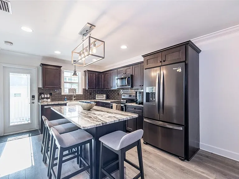 327 Harvey St — Photo 15