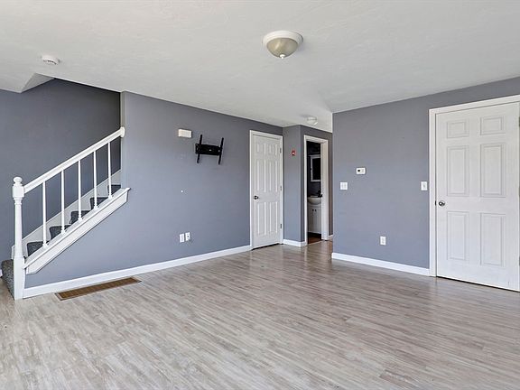 4th image of 573 Carriage Shop Rd APT G