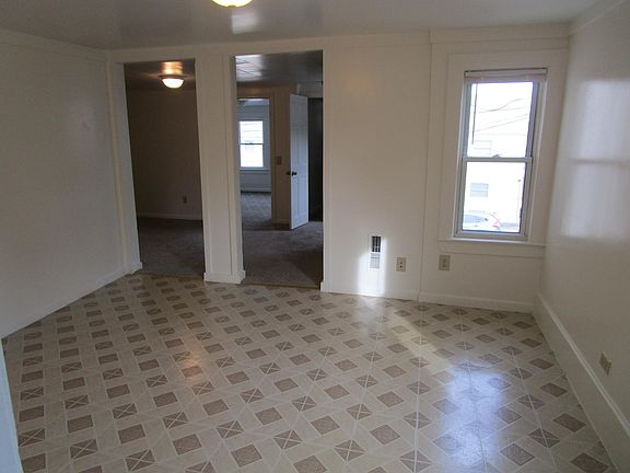 4th image of 35 Vine St #1/2