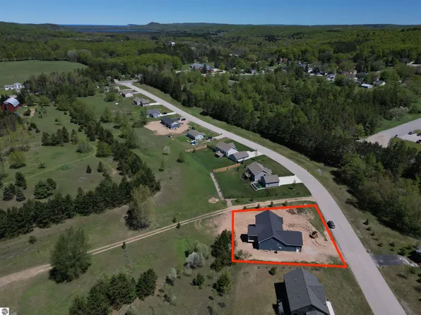 8552 S Olivia Dr, Maple City, MI 49664