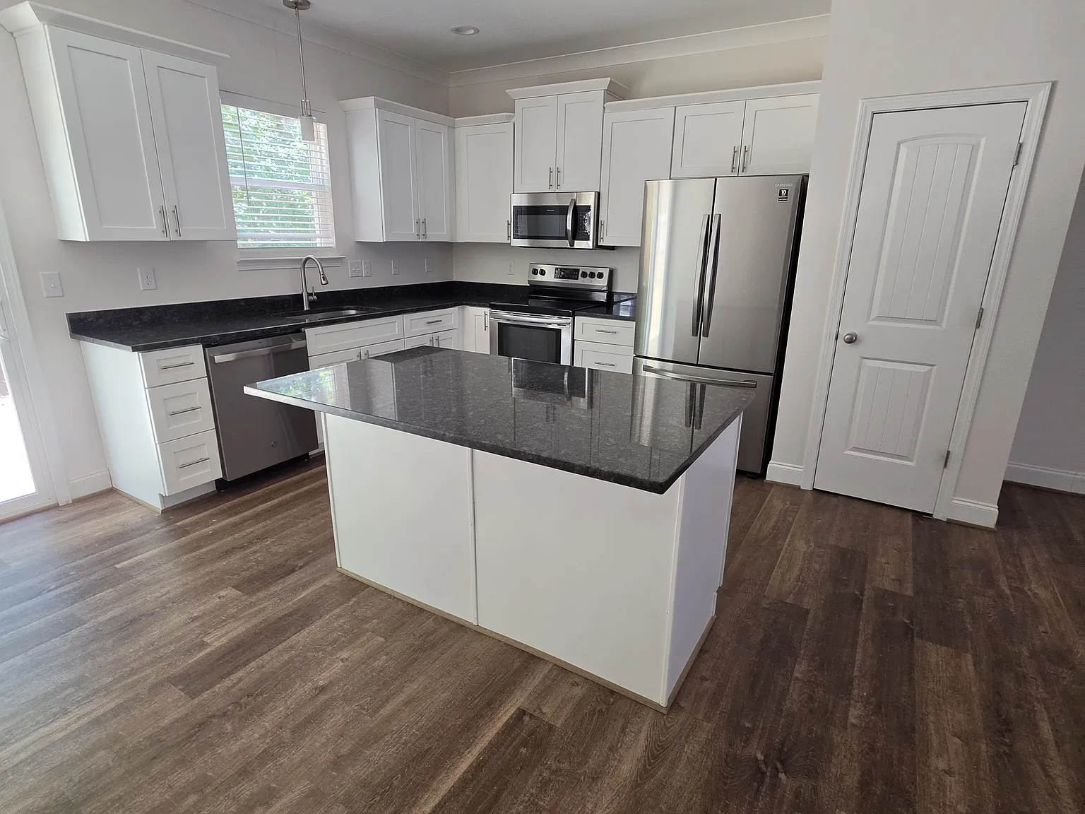 6 bed, 4.5 bath, 2689 sqft, $2,800 — Photo 3