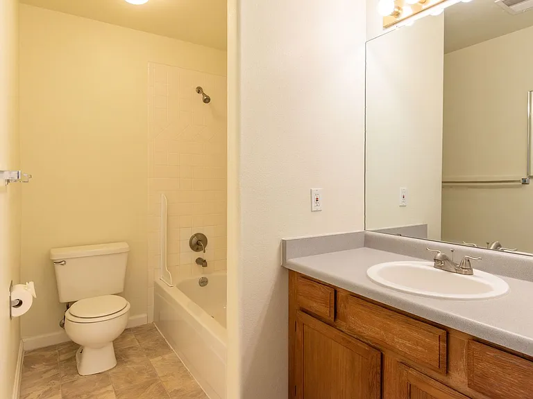Highline Pointe Apts. — Photo 12