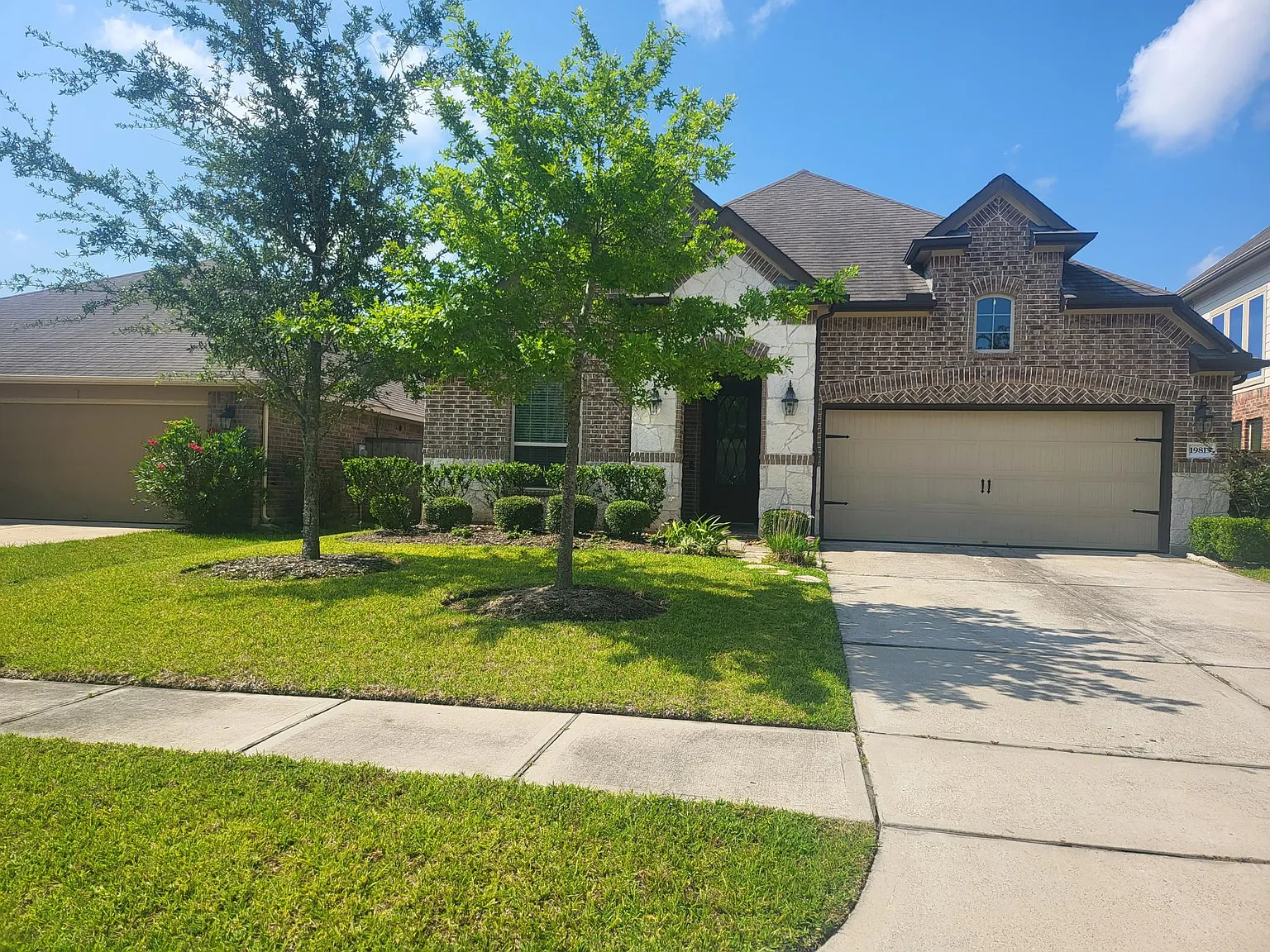 3 bed, 2215 sqft, $2,600 — Photo 1