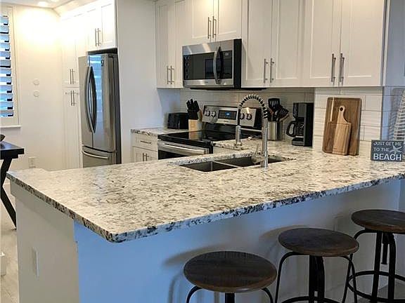 4th image of 380 Seaview Ct APT 1601
