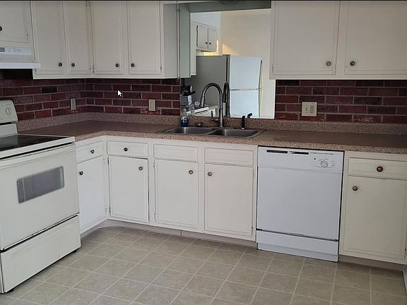 4th image of 2819 Stoneleigh Dr