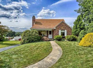 389 Woodland View Dr, York, PA 17406