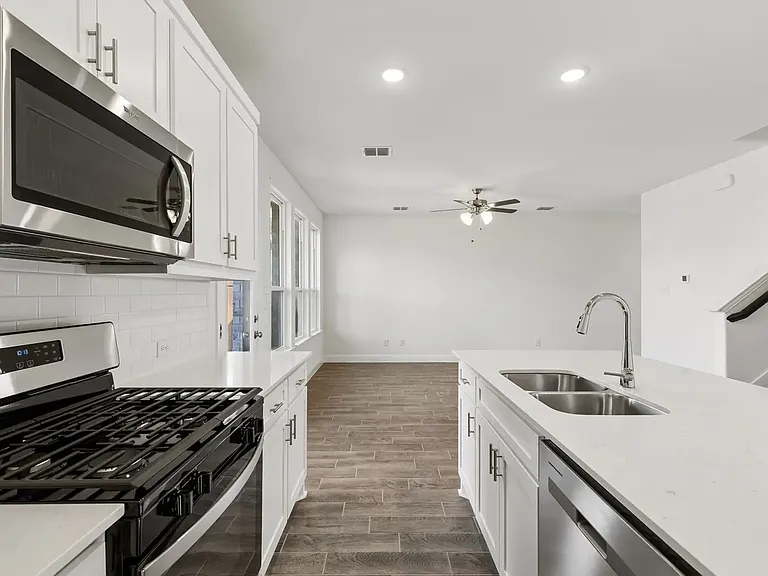 1013 Portina Dr — Photo 4