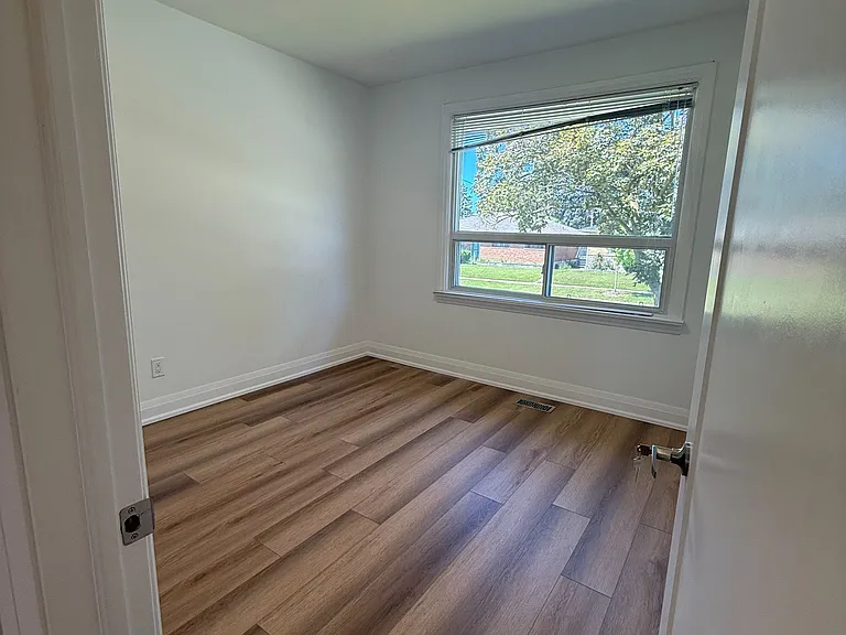21 Chopin Ave — Photo 7