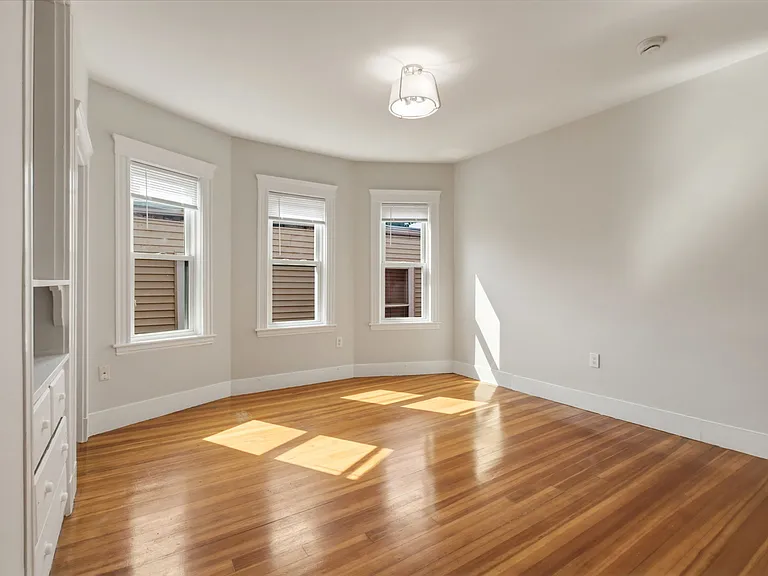18 Peverell St #3 — Photo 12