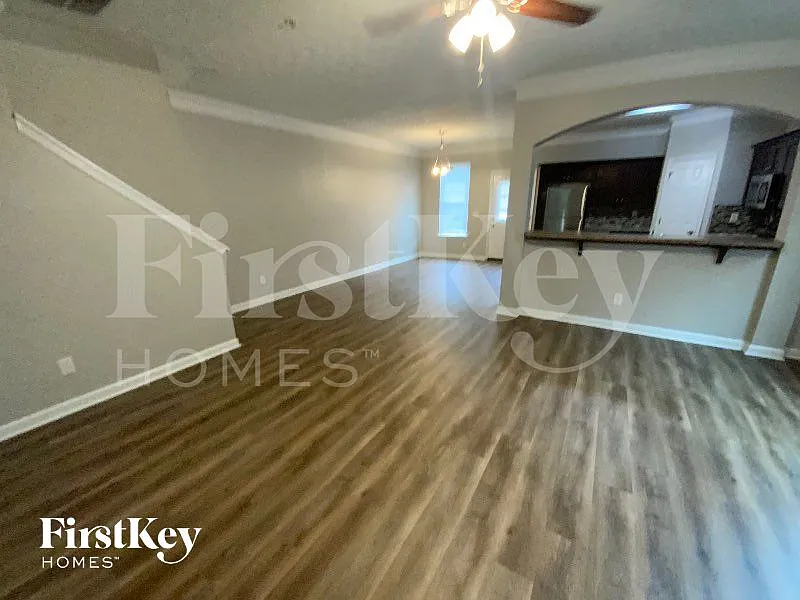 3 bed, 2.5 bath, 1938 sqft, $2,305 — Photo 3