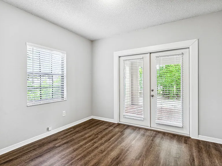 411 S Willow Ave — Photo 13