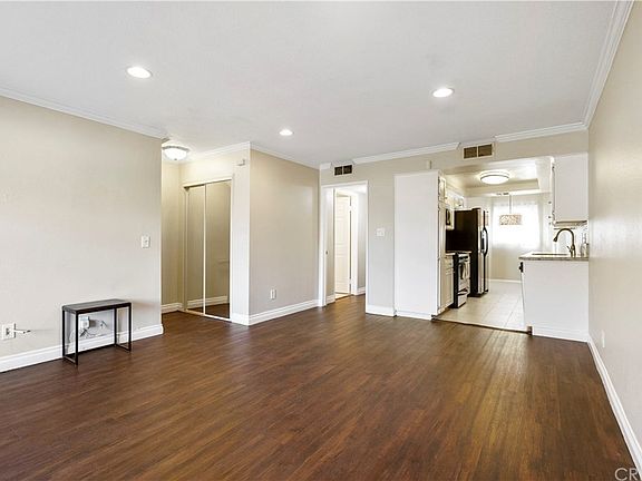 5th image of 13815 Victory Blvd Unit 4
