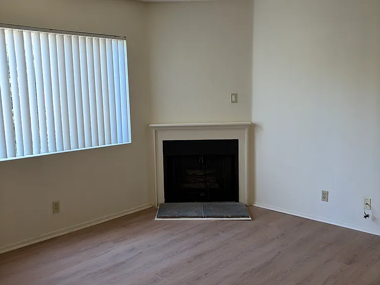 328 E Valencia Ave #H — Photo 3
