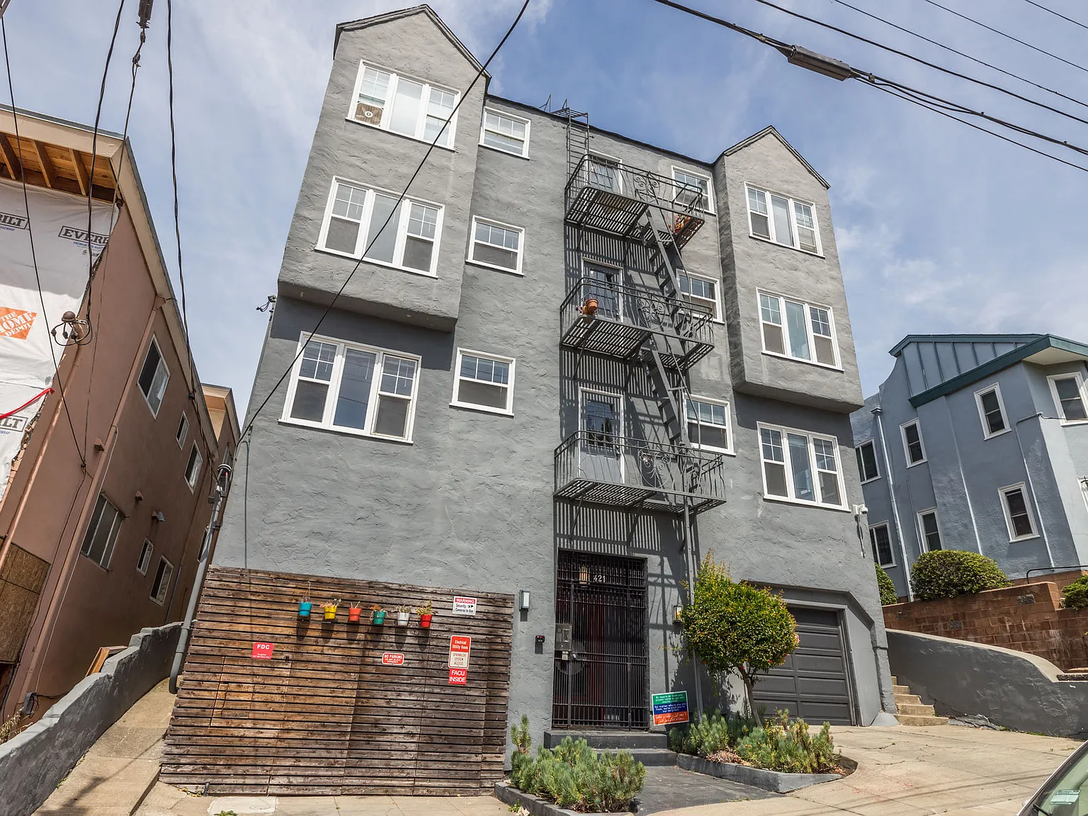 421 Van Dyke — Photo 3