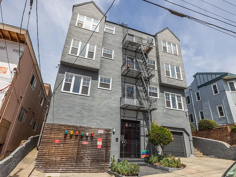 421 Van Dyke — Photo 4