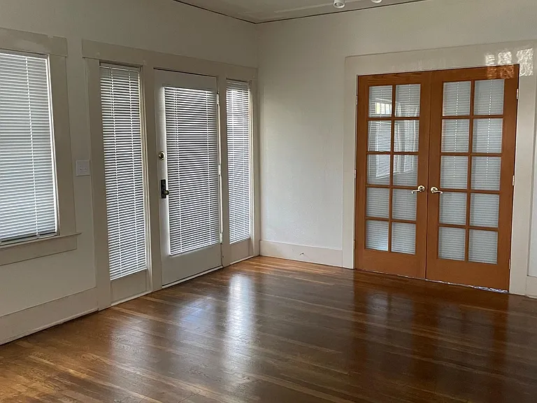 1342 N Van Ness Ave — Photo 2