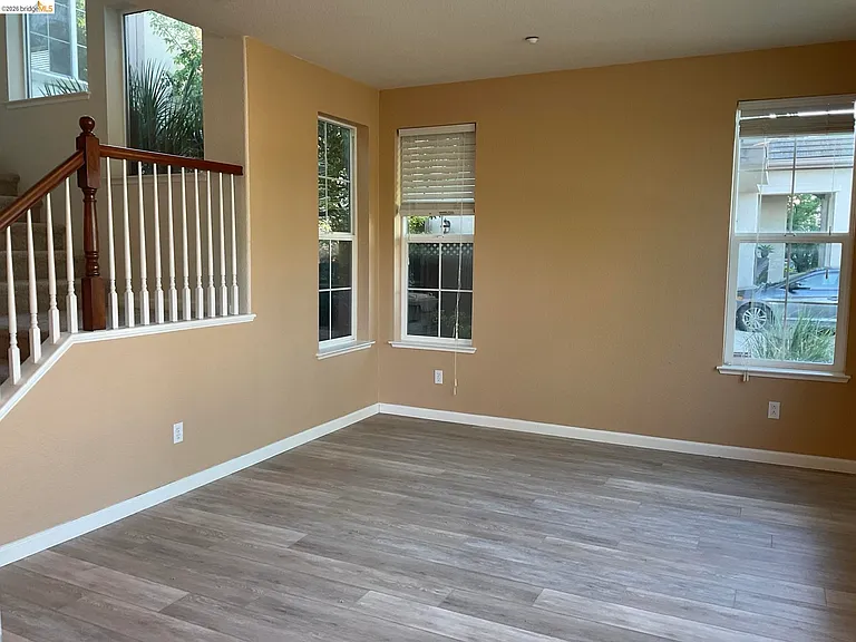 1360 Tiffany Dr — Photo 6