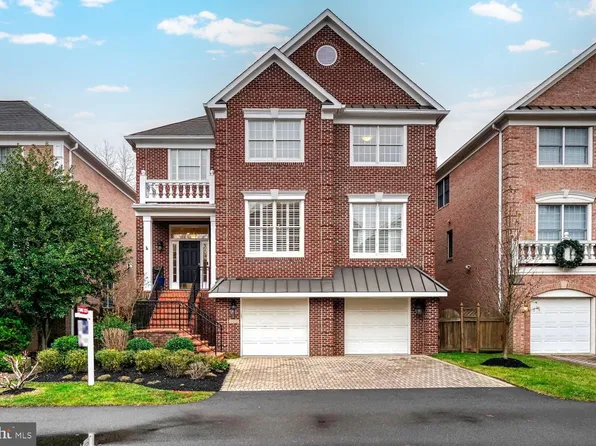 8013 Wolftrap Rd, Dunn Loring, VA 22027