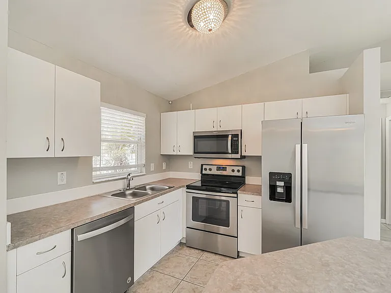 1726 SW 22nd St — Photo 6