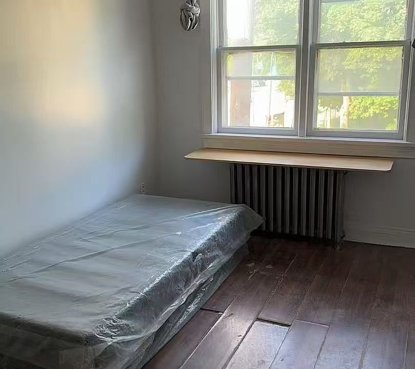 1st image of 3287 Lake Shore Blvd W Room 1