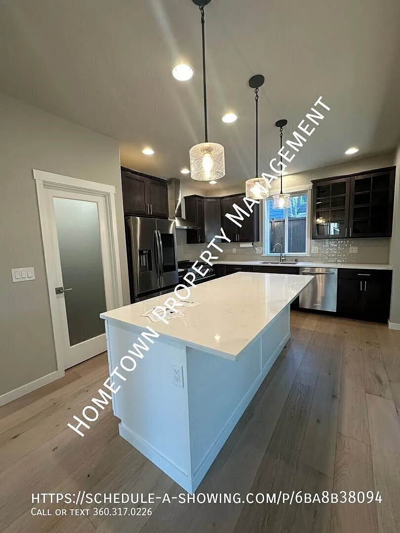 Spacious 5-Bedroom + Office Near Hicks Lake — Photo 4