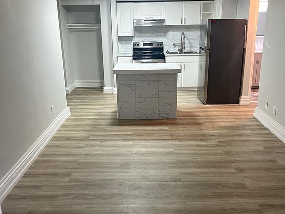 5th image of 915 Campbell Ave #302