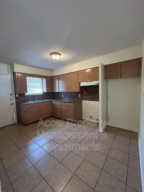 2 bed, 1.0 bath, $600 — Photo 4