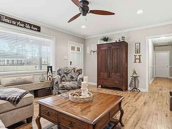 4th image of 2106 Robinhood Rd