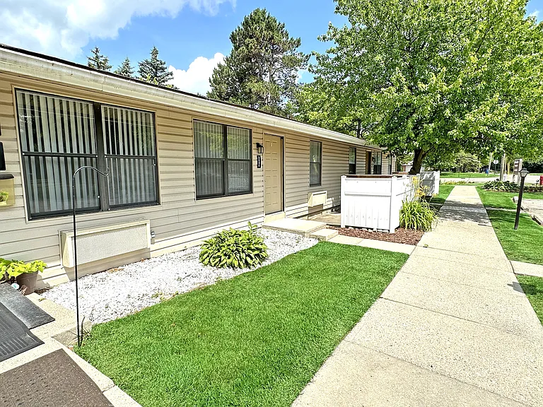 Randolph Court — Photo 30