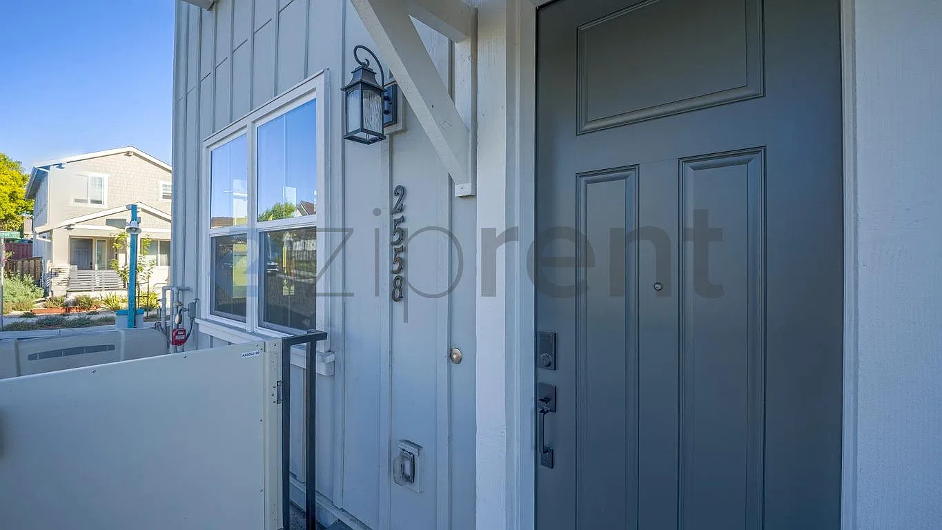 2 bed, 821 sqft, $1,900 — Photo 3