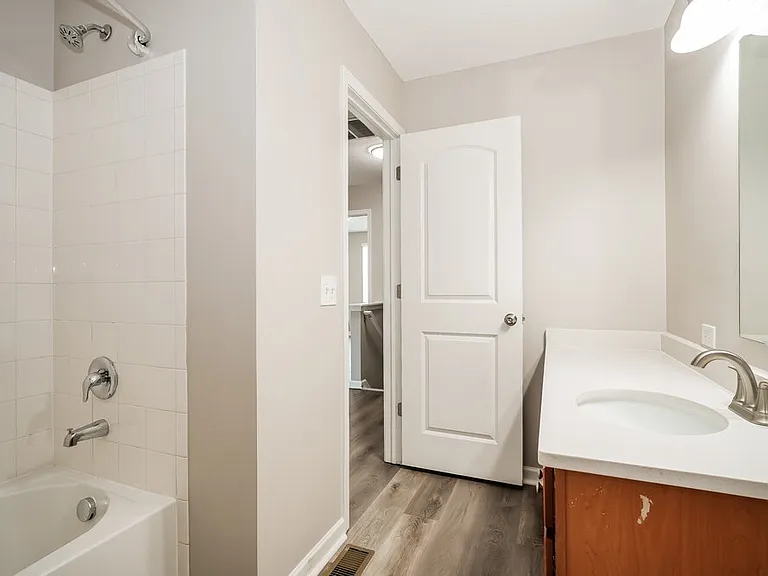 804 Zeller Dr — Photo 15