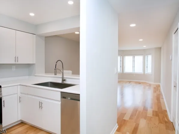 403 Ellery Ct, Edgewater Boro, NJ 07020