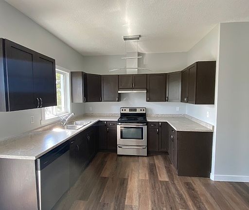 4th image of 9502 102nd Ave