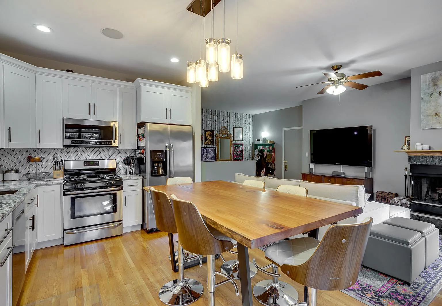 2 bed, 2.5 bath, 1900 sqft, $3,850 — Photo 2