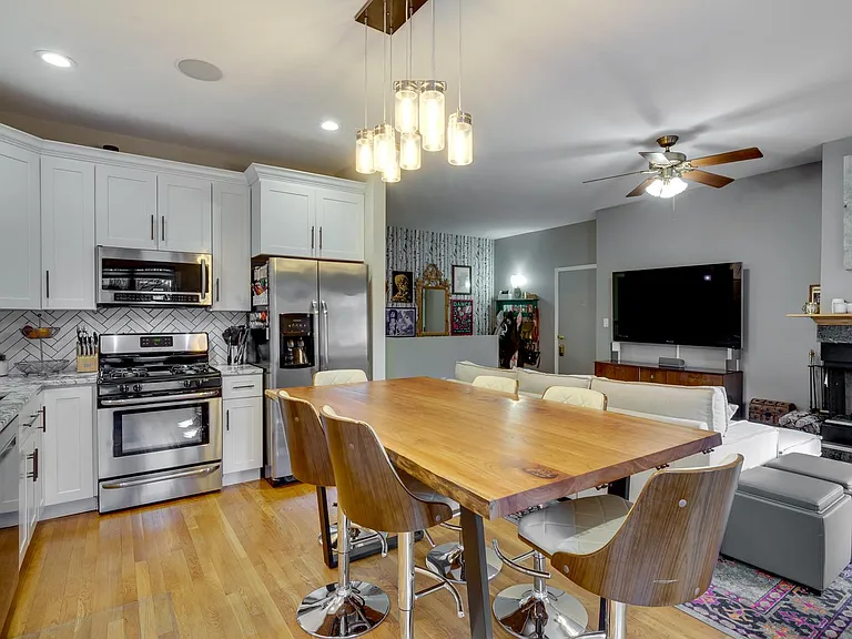 2132 W Evergreen Ave #1C — Photo 2