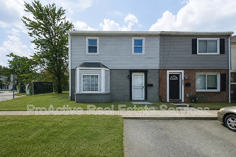4 bed, 1.5 bath, 1600 sqft, $2,000 — Photo 2