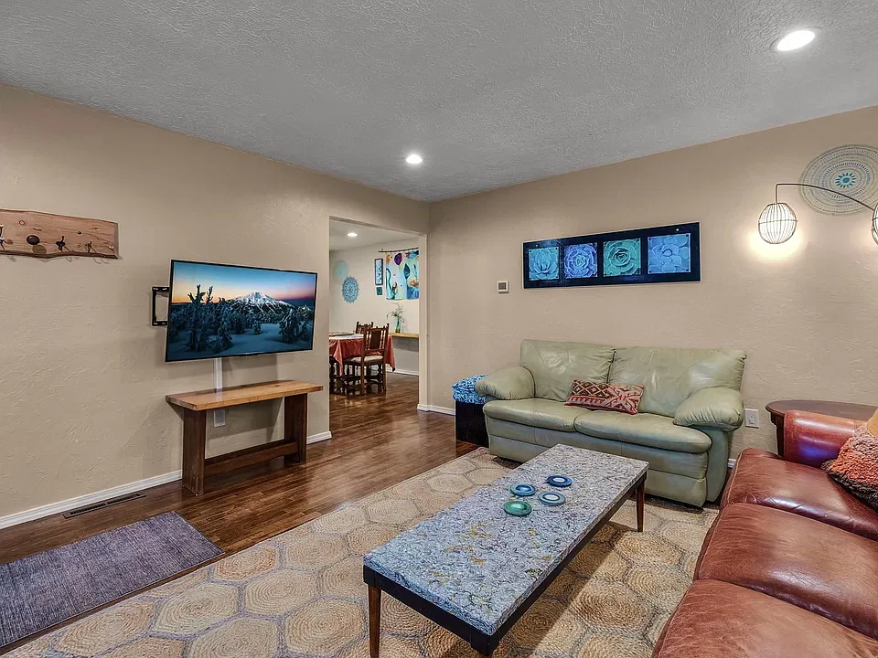 547 NE Kearney Ave