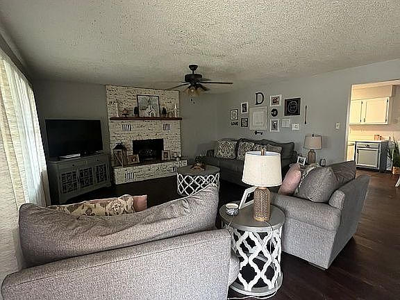 Spacious living room 