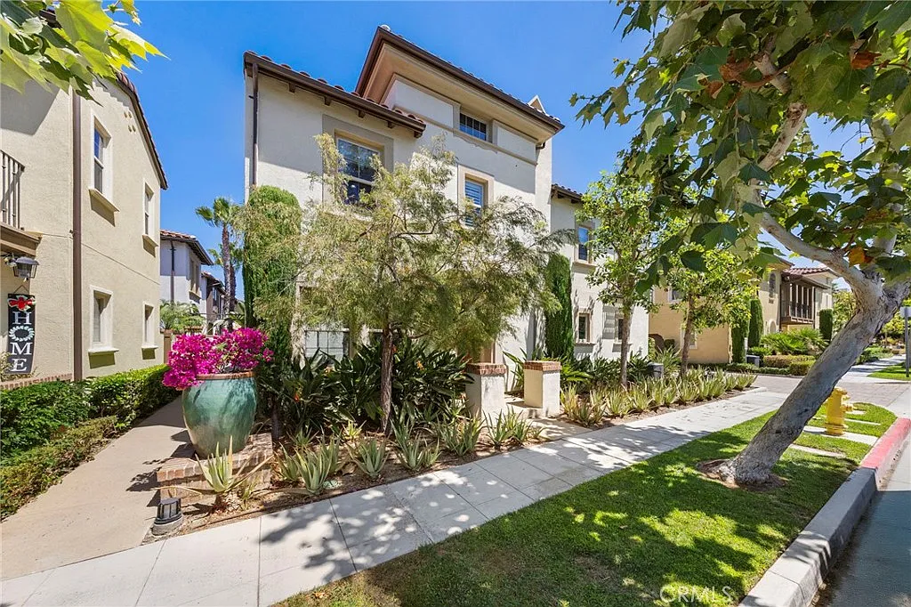 3 bed, 2.5 bath, 1662 sqft, $4,000 — Photo 1