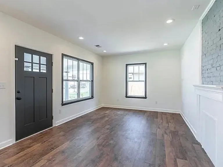 732 Bellaire Ave — Photo 6