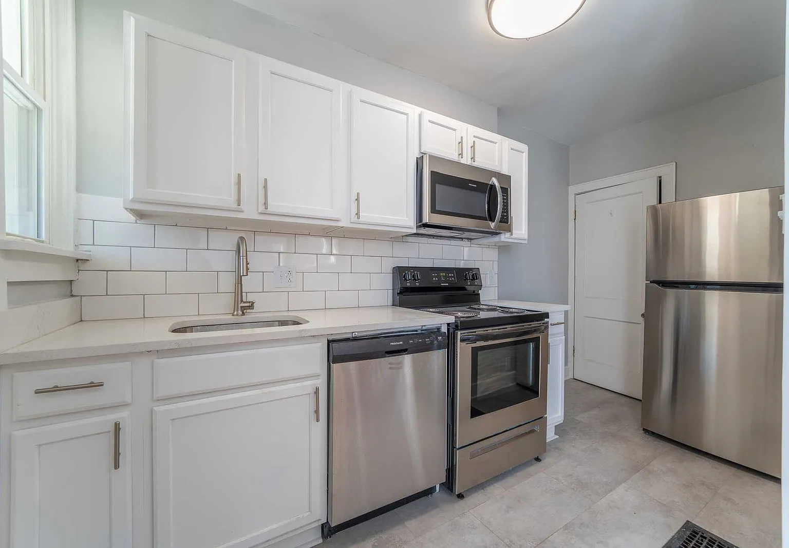 2 bed, 1.0 bath, $1,305 — Photo 4