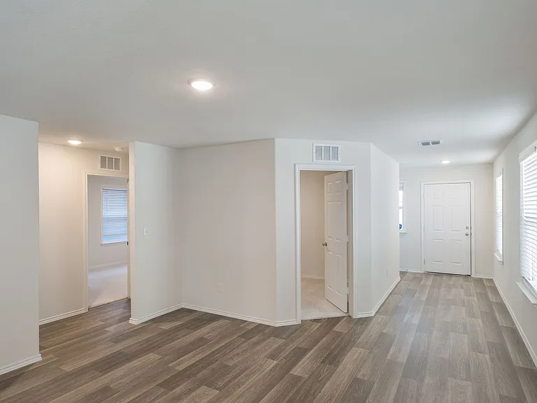 6319 Antares — Photo 9